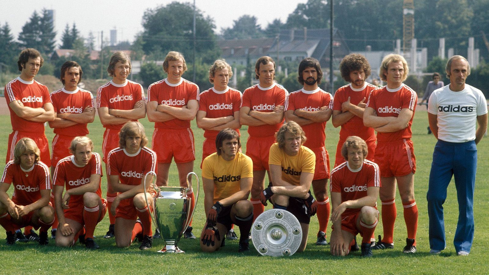 
                <strong>Erfolge über Erfolge mit den Bayern</strong><br>
                In neun Jahren bei Bayern gewinnt Uli Hoeneß (r.) als Spieler alle Titel, die es zu gewinnen gibt. In der ersten Saison holt er den DFB-Pokal. Danach wird er drei Mal Deutscher Meister. Genauso oft gewinnt das Team den Europapokal der Landesmeister. 1976 folgt der Weltpokal-Triumph.
              