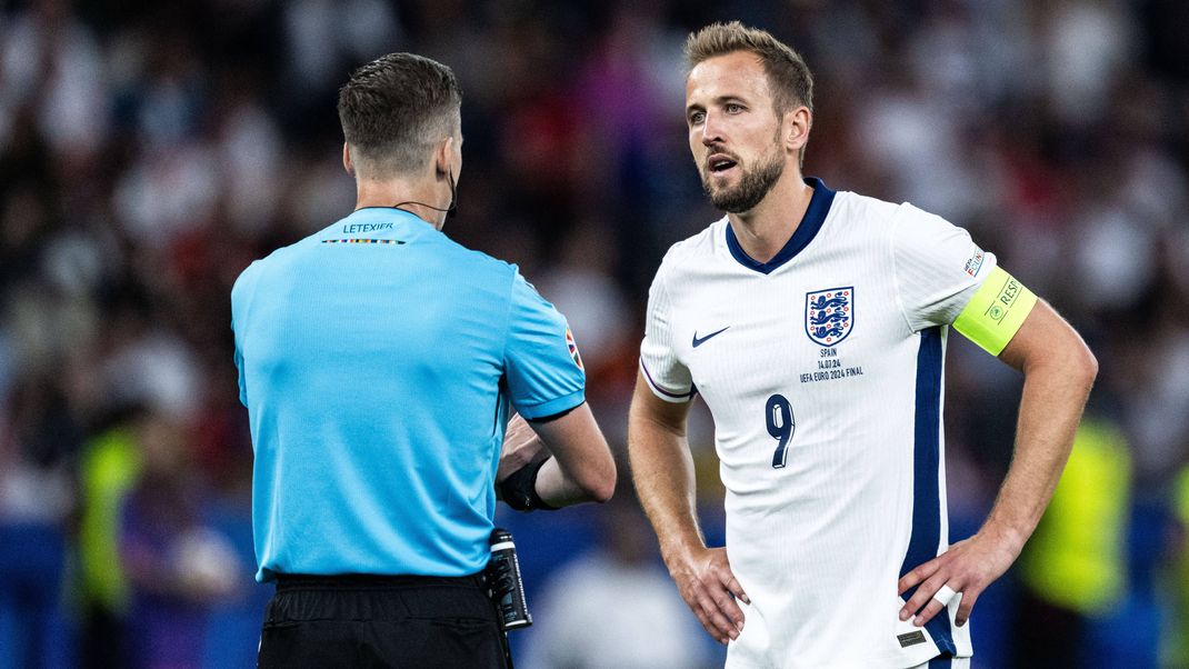 240714 Harry Kane of England talks to referee Francois Letexier during the UEFA EURO, EM, Europameisterschaft,Fussball 2024 Football Championship final between Spain and England on July 14, 2024 in Berlin. Photo: Mathias Bergeld BILDBYRAN kod MB MB0946 fotboll football soccer fotball fotbolls-em europamästerskap em uefa euro uefa european football championship euro 2024 final spanien spain england bbeng *** 240714 Harry Kane of England talks to referee Francois Letexier during the UEFA Euro 2024 Football Championship final between Spain and England on July 14, 2024 in Berlin Photo Mathias Bergeld BILDBYRAN code MB MB0946 fotboll football soccer fotballs em europamästerskap em uefa euro uefa european football championship euro 2024 final spanien spain england bbeng PUBLICATIONxNOTxINxSWExNORxAUTxFINxDEN Copyright: MATHIASxBERGELD BB240714MB075