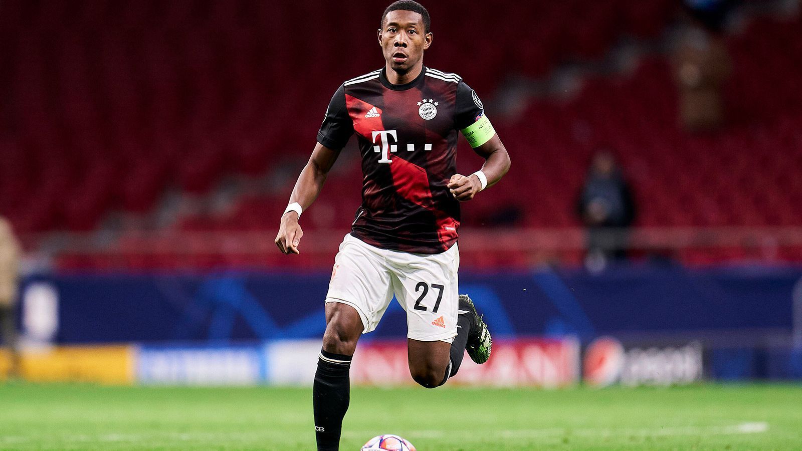 
                <strong>David Alaba (FC Bayern München)</strong><br>
                Der prominenteste auf dieser Liste ist der Abwehrchef von Bayern München. Die Vertragsgespräche wurden Anfang November beendet, weil der Defensivstar das mehrfach verbesserte Angebot seines Klubs nicht annehmen wollte. Bayern-Vorstand Oliver Kahn sagte vor Weihnachten laut "Sport Bild": "Die Haltung des Vereins ist klar. Wir haben David Alaba den roten Teppich ausgerollt und sind an unsere Grenzen gegangen." Weiter erklärte der dreifache Welttorhüter: "So wie es aussieht, orientiert er sich um. Das müssen wir akzeptieren." Medienberichten zufolge soll Real Madrid gute Chancen auf eine Verpflichtung haben.
              