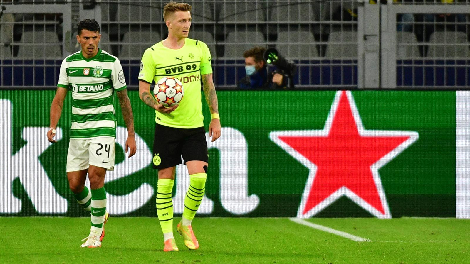 
                <strong>Marco Reus</strong><br>
                Der BVB-Kapitän blieb über die komplette Spielzeit wirkungslos. Das ist zu wenig für einen Spieler seiner Klasse. Am 1:3 mit einer Kopfballverlängerung beteiligt, aber das kam zu spät. ran-Note: 5
              