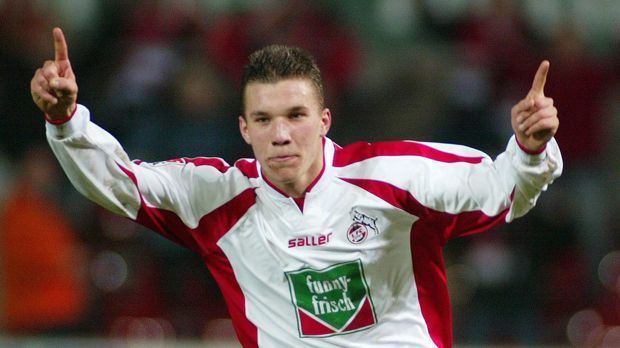 
                <strong>Lukas Podolski 2003</strong><br>
                Lukas Podolski - 2003. Mit zarten 18 Jahren fällt der Kölner eher noch in die Kategorie Lausbub. Trotzdem erzielt Poldi in drei Saisons beim 1. FC Köln 46 Tore - alles andere als kindlich.
              
