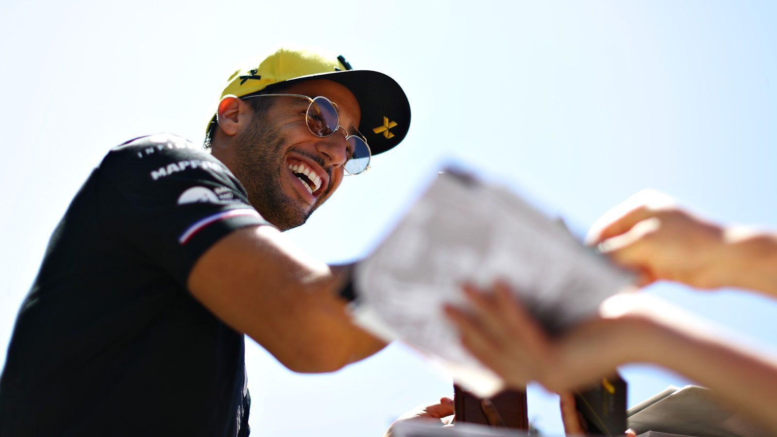 
                <strong>Daniel Ricciardo (Renault F1 Team)</strong><br>
                Die Hoffnung auf Siege erfüllte sich bei Daniel Ricciardo nach seinem Wechsel von Red Bull zu Renault noch nicht. Der stets gut gelaunte Australier greift auch 2020 für die Franzosen ins Lenkrad. Wie es danach weitergehen soll, ist unklar.Vertrag bis: Ende 2020
              