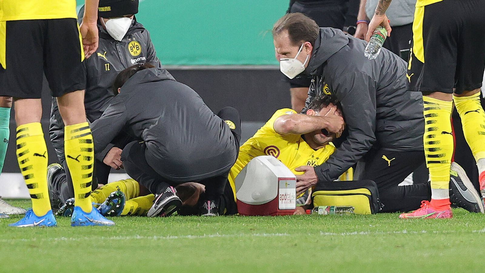 
                <strong>Mateu Moreys Verletzung schockt Borussia Dortmund</strong><br>
                "Fuerte folletti", schreibt Mats Hummels auf Instagram. Auch Marco Reus wendet sich an Moray: "Berlin - here we come", schreibt Reus zunächst, um dann fortzufahren: "Brother we are all with you. Keep your head up! Get well soon"
              