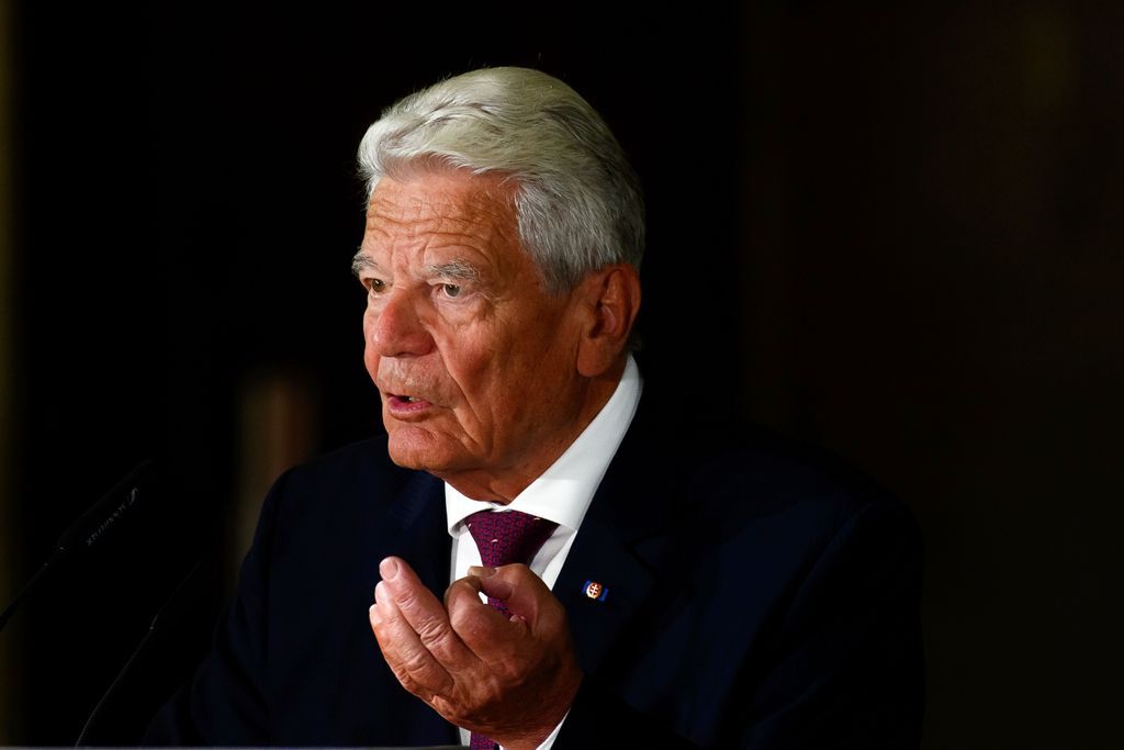 L’ex presidente federale Gauck: è necessario limitare l’immigrazione