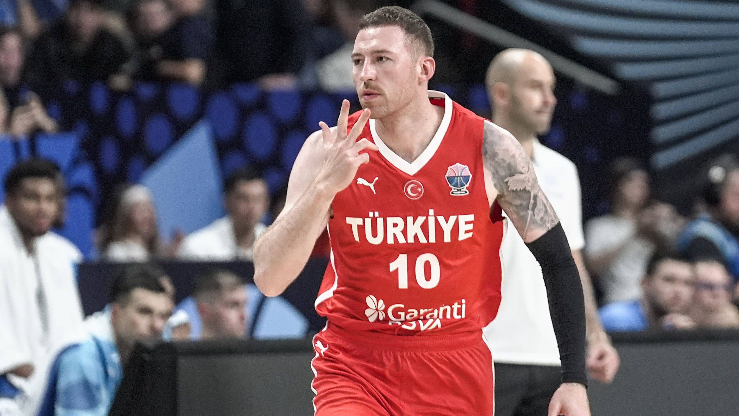 <strong>Onuralp Bitim</strong><br><strong>Größe:</strong> 1,96 Meter<br><strong>Position:&nbsp;</strong>Shooting Guard / Small Forward<br><strong>Alter:</strong> 26<br><strong>Verein:</strong> FC Bayern München<br><strong>Stats bei der EM:</strong> 3,2 Punkte, 0,7 Assists, 0,7 Rebounds<br><strong>Beste Regular Season seiner Karriere:</strong> 2022/23 bei Bursaspor (Türkei) mit 18,1 Punkten, 3,2 Assists und 3,8 Rebounds<br><strong>NBA-Erfahrung:</strong>&nbsp;23 Spiele für die Chicago Bulls