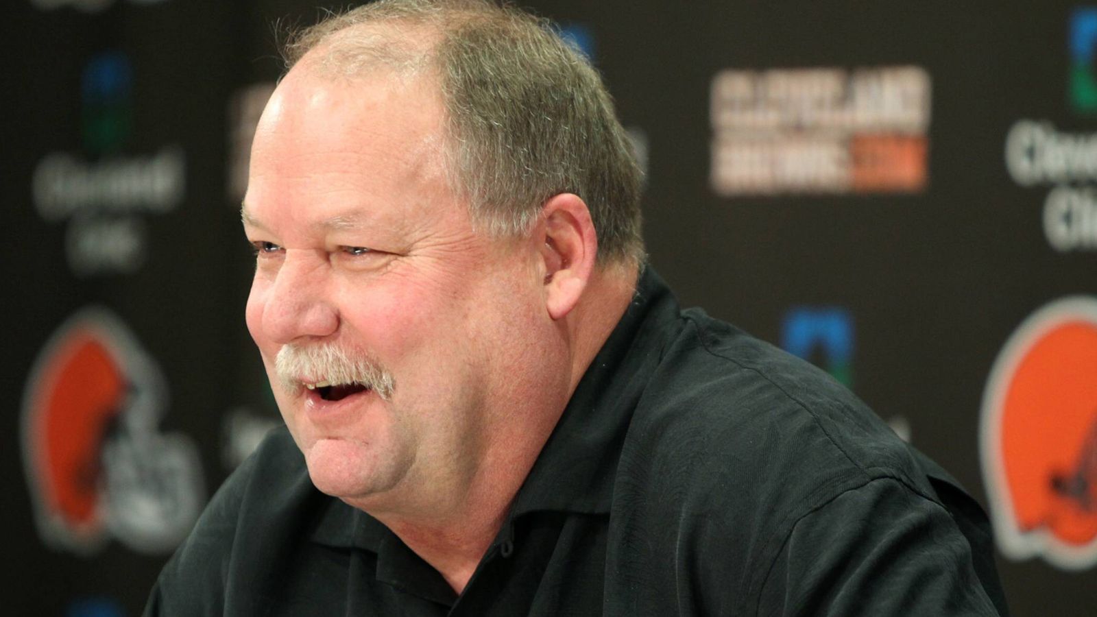 
                <strong>Mike Holmgren (früherer Head Coach, der Gruden zu den 49ers und Packers holte)</strong><br>
                "Manchmal arbeitet er sich fast in einen Zustand der totalen Erschöpfung. Aber er ist jetzt älter und ist durch die ganzen Kriege als Head Coach, wenn man es so nennen will, gegangen und hat sich gut geschlagen. Aber in Sachen Arbeit wird er alle schlagen. Seine größte Herausforderung nach der Pause: Mit den neuen Regeln umgehen. Die Dinge sind anders, es sind andere Zeiten. Dazu kommen die sozialen Medien. Dinge, die wir unbedingt im Locker Room halten wollten, kommen jetzt raus. Die Spieler sind gesprächiger und gehen auf Twitter und so - da wird er sich dran gewöhnen müssen."
              