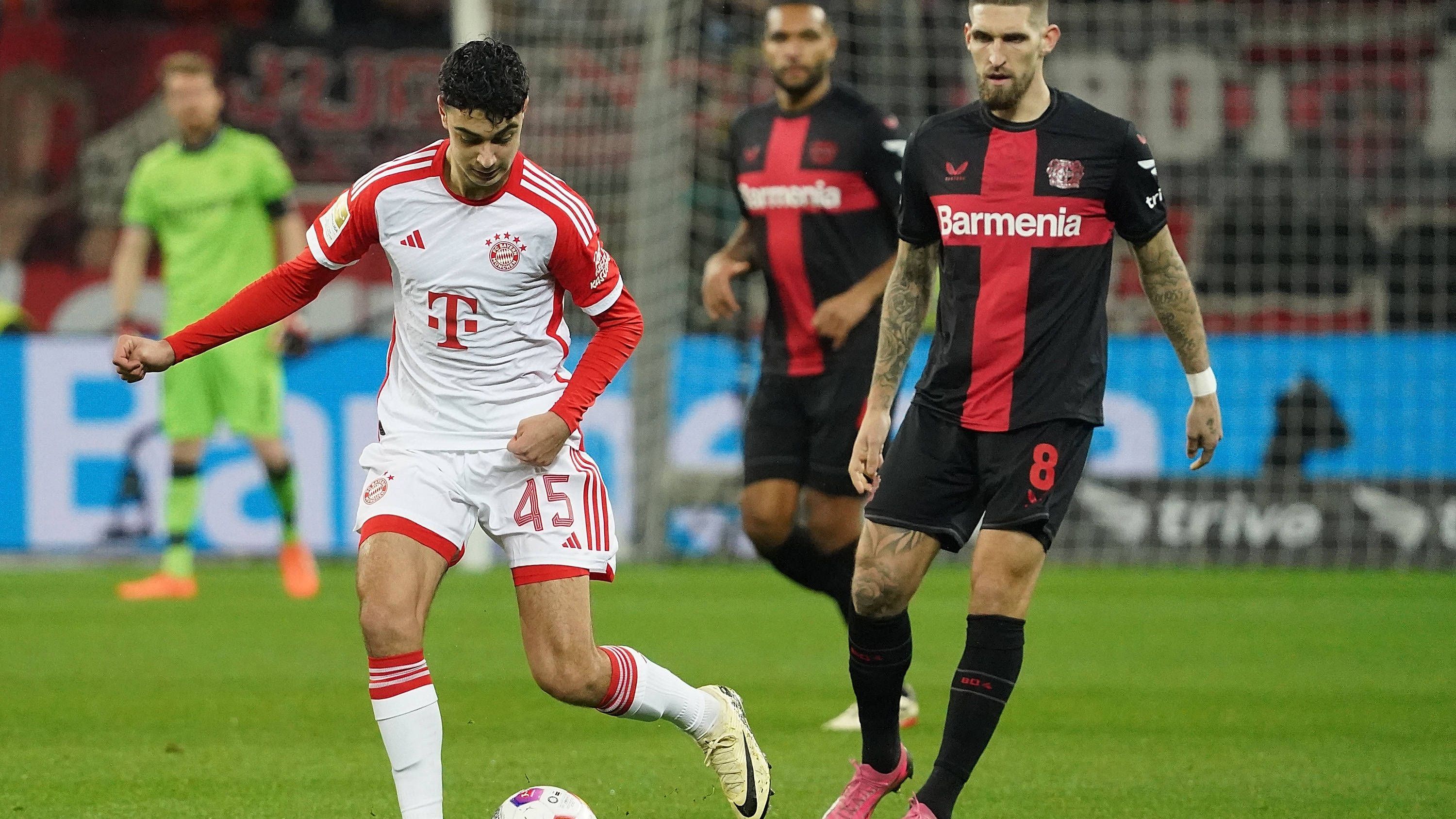 <strong>Aleksandar Pavlovic (FC Bayern)</strong><br>Der Youngster erhält nach seinen zuletzt starken Vorstellungen den Vorzug vor dem offenbar noch nicht komplett wiederhergestellten Kimmich im defensiven Mittelfeld. Kommt bei den schnellen Leverkusener Gegenstößen aber teilweise ordentlich ins Schwimmen und muss insgesamt Lehrgeld zahlen. Geht nach einer Stunde für Kimmich vom Platz. <strong><em>ran</em>-Note: 5</strong>