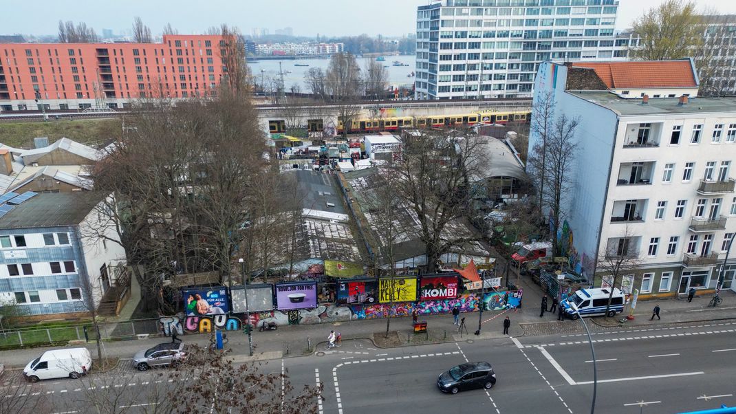 Blick auf das Gelände am Markgrafendamm im Stadtteil Friedrichshain während der Fahndung nach den früheren RAF-Terroristen Staub und Garweg. Das verglaste Gebäude rechts hinten im Bild ist ein Nebensitz des BKA.