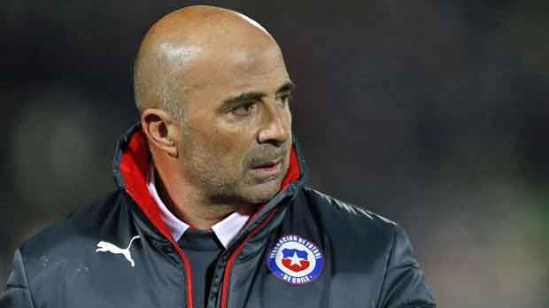 
                <strong>Jorge Sampaoli</strong><br>
                Jorge Sampaoli: Er ist die große Unbekannte unter den Kandidaten - und der einzige Nationaltrainer. Sampaoli führte Chile bei der Copa America im eigenen Land zum Titel. Im Endspiel gegen Sampaolis argentinische Landsleute triumphierten die Chilenen dank starker Führungsspieler wie Bayerns Arturo Vidal im Elfmeterschießen mit 4:1.
              