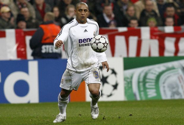 
                <strong>Roberto Carlos</strong><br>
                Die linke Abwehrseite besetzt Ronaldinho mit seinem Ex-Kollegen im Nationalteam, Roberto Carlos. Die Tacklings und der linke Hammer des dreifachen Champions-League-Siegers mit Real Madrid sind legendär.
              