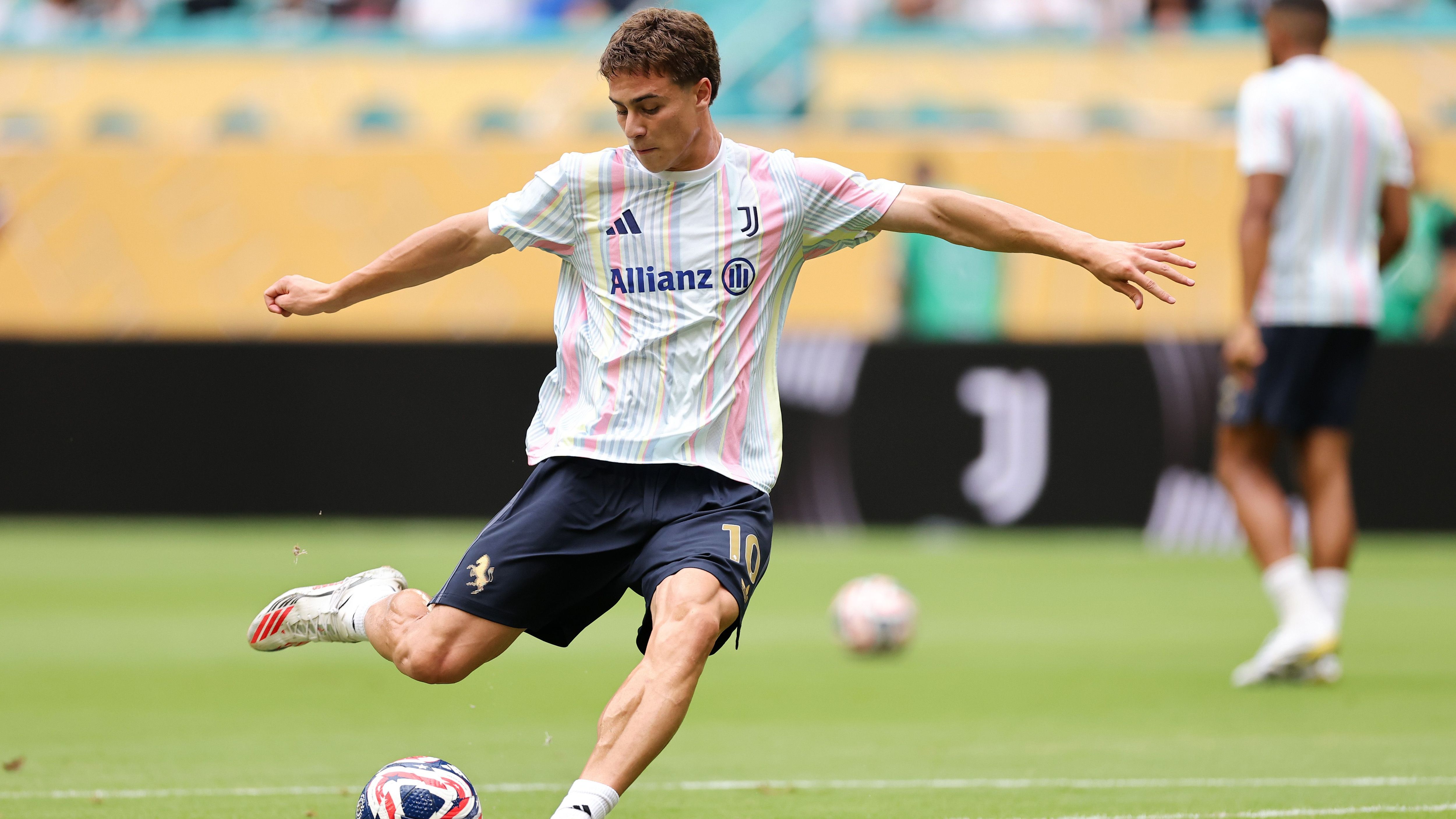 <strong>Name: </strong>Kenan Yıldız<br><strong>Alter</strong>: 20<br><strong>Verein</strong>: Juventus Turin<br><strong>Einsätze/Tore in der Saison 2024/25:</strong> 52/12<br><strong></strong><strong>Marktwert laut transfermarkt.de:</strong>&nbsp;50 Millionen Euro