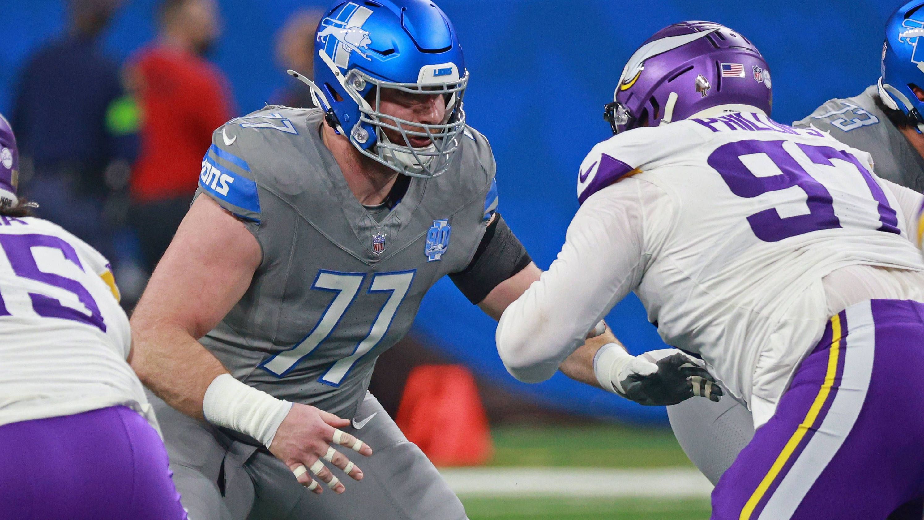 <strong>Center: Frank Ragnow (Detroit Lions)</strong><br> Fast 2.000 Yards sammelten die Lions-Running-Backs David Montgomery and Jahmyr Gibbs in der vergangenen Saison, Ragnow hatte mit seinen Blocks entscheidenden Anteil daran und insgesamt am Erfolg der Lions. Auf den Fersen als <em><strong>ran</strong></em>-MVP ist dem 28-Jährigen Tyler Lindenbaum von den Baltimore Ravens, der sich ebenfalls zu einem kompletten Center entwickelt hat.