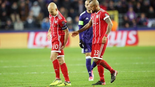 
                <strong>Arjen Robben</strong><br>
                Bayerns Arjen Robben (li.) musste beim 2:1-Sieg der Münchner in Anderlecht wegen Oberschenkelproblemen vorzeitig vom Feld. "Robben glaubt nicht, dass es ganz so schlimm ist", sagte FCB-Coach Jupp Heynckes nach Schlusspfiff bei "Sky". Eine genauere Diagnose durch die Ärzte des Rekordmeisters steht aber noch aus.
              