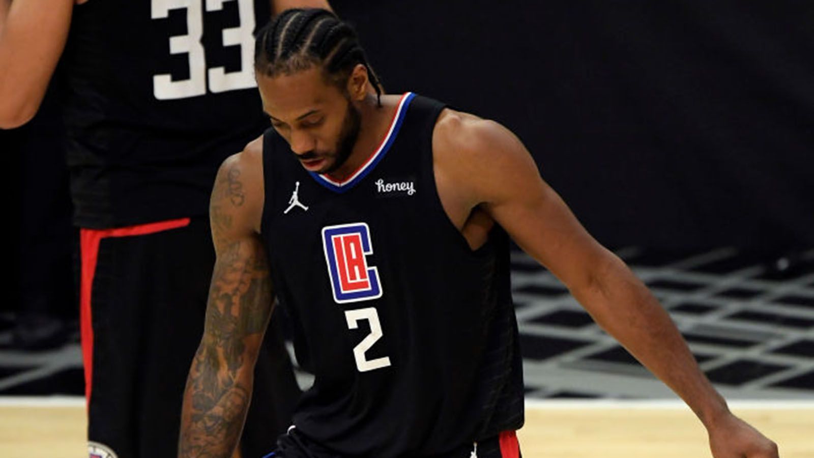 
                <strong>Kawhi Leonard (Los Angeles Clippers)</strong><br>
                Der Mann mit dem Roboterlachen und den unnatürlich großen Händen war bislang der Erfolgsgarant bei den Clippers - sowohl defensiv als auch offensiv. Doch am Mittwoch gaben die Kalifornier bekannt, dass Leonard vorerst mit einer Knieverletzung ausfallen wird. Somit kann "die Klaue" auch im so wichtigen Spiel fünf gegen die Utah Jazz nicht mitwirken. Sein Ausfall könnte abermals dafür sorgen, dass die Clippers nicht über die Semifinals in der Western Conference hinauskommen. 
              