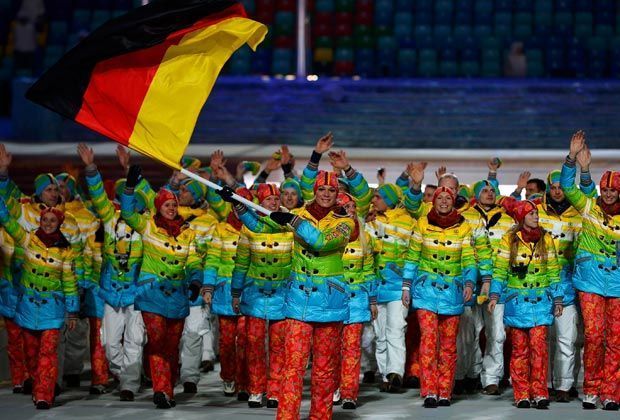
                <strong>Deutscher Einmarsch</strong><br>
                Unter der Führung von Fahnenträgerin Maria Höfl-Riesch betritt das deutsche Team das Stadion. Danach heißt es für die Athleten - wie für viele andere Teilnehmer auch - lange warten.
              