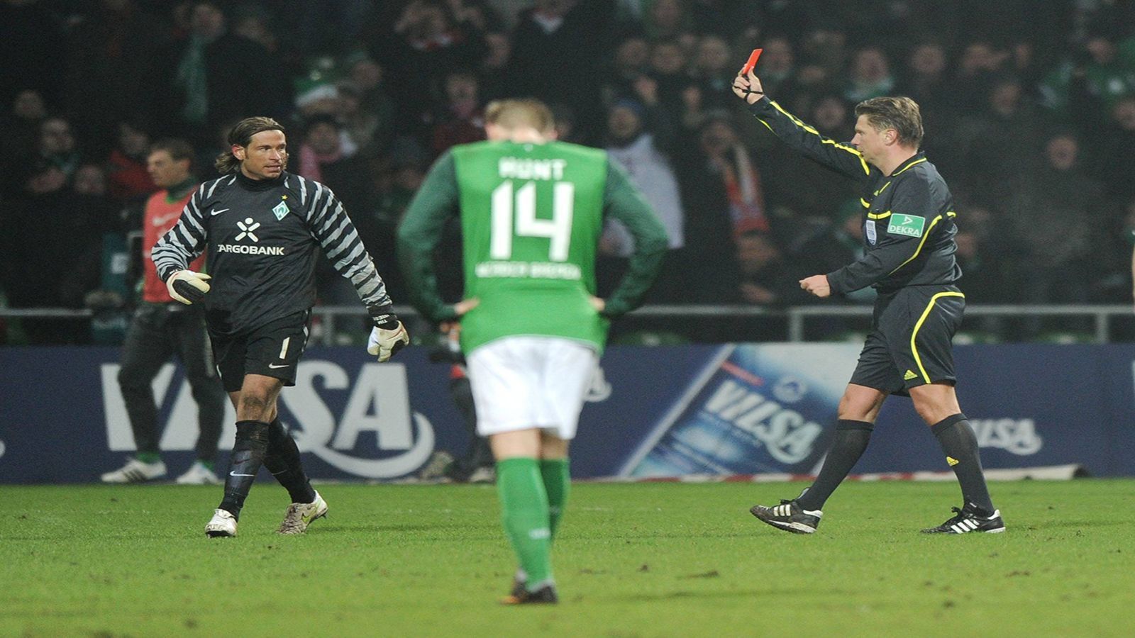 
                <strong>BANK: Tim Wiese (SV Werder Bremen)</strong><br>
                Auch bevor er als "The Machine" bekannt wurde, hatte Wiese schon gute Wrestling-Moves auf Lager. Vermutlich seine schlechteste Saison im Werder-Trikot, aber wie heißt es so schön: Man muss sich verkaufen können. Tim Wiese kann.
              