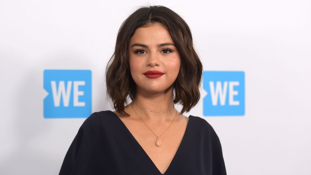 Casual &amp; stylisch: Selena Gomez setzt auf einen klassischen Bob in ihrer Naturhaarfarbe.