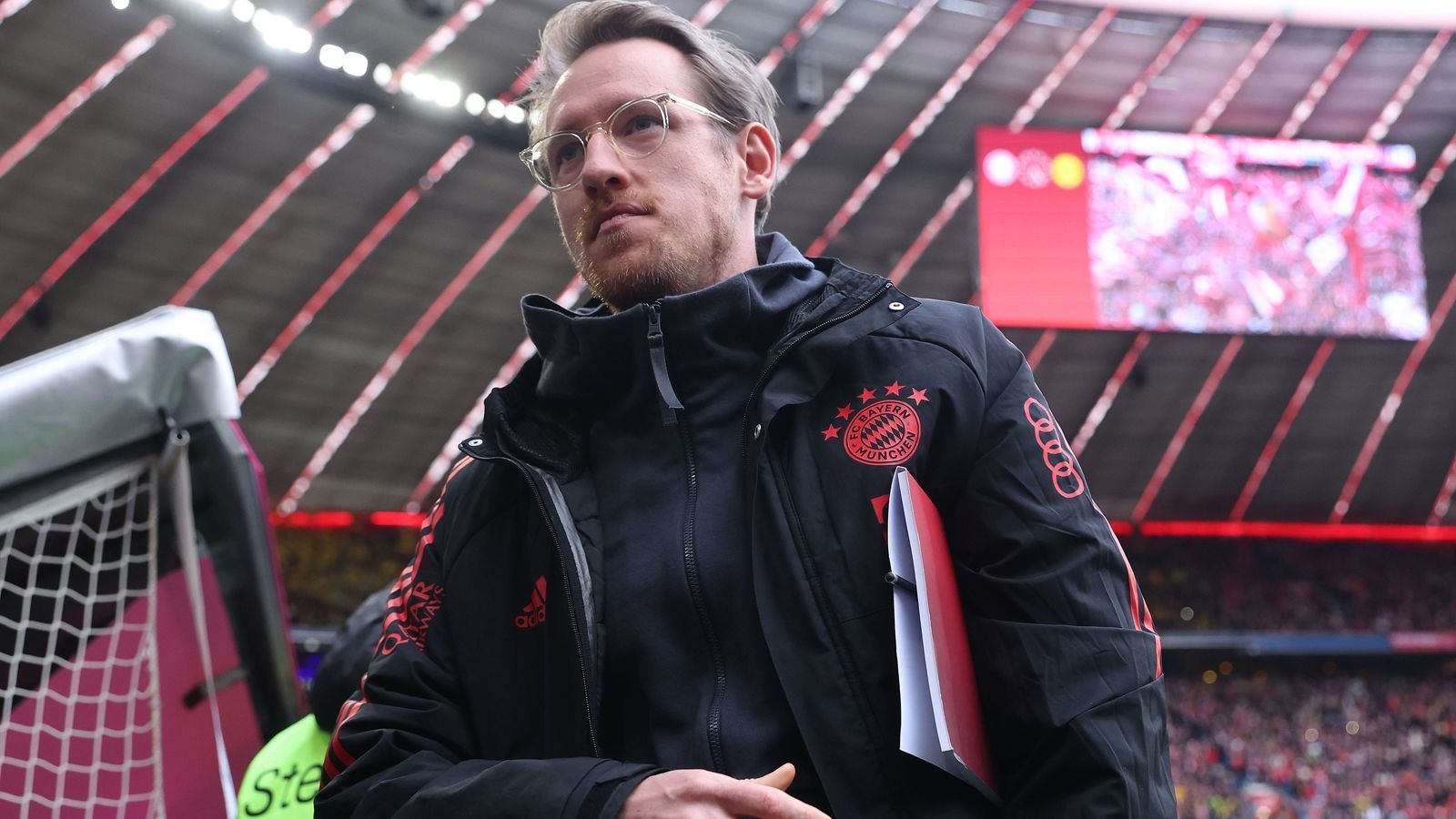 
                <strong>Maximilian Pelka</strong><br>
                Bayern München hat sich von seinem Teampsychologen Dr. Maximilian Pelka getrennt. "Der FC Bayern und Max Pelka haben sich nach ausführlichen und guten Gesprächen darauf verständigt, den Vertrag des Teampsychologen nicht zu verlängern. Der Club bedankt sich für die erfolgreiche Zusammenarbeit mit zwei Deutschen Meisterschaften und wünscht Max Pelka für seine Zukunft alles Gute", erklärte der deutsche Rekordmeister auf "Twitter". Pelka kam 2021 auf Wunsch von Ex-Trainer Julian Nagelsmann zum deutschen Rekordmeister, galt als enger Vertrauter des Ex-Trainers. Dem "kicker" zufolge waren viele Bayern-Spieler überrascht, dass Pelka im März nach Nagelsmanns Freistellung bleiben durfte.
              