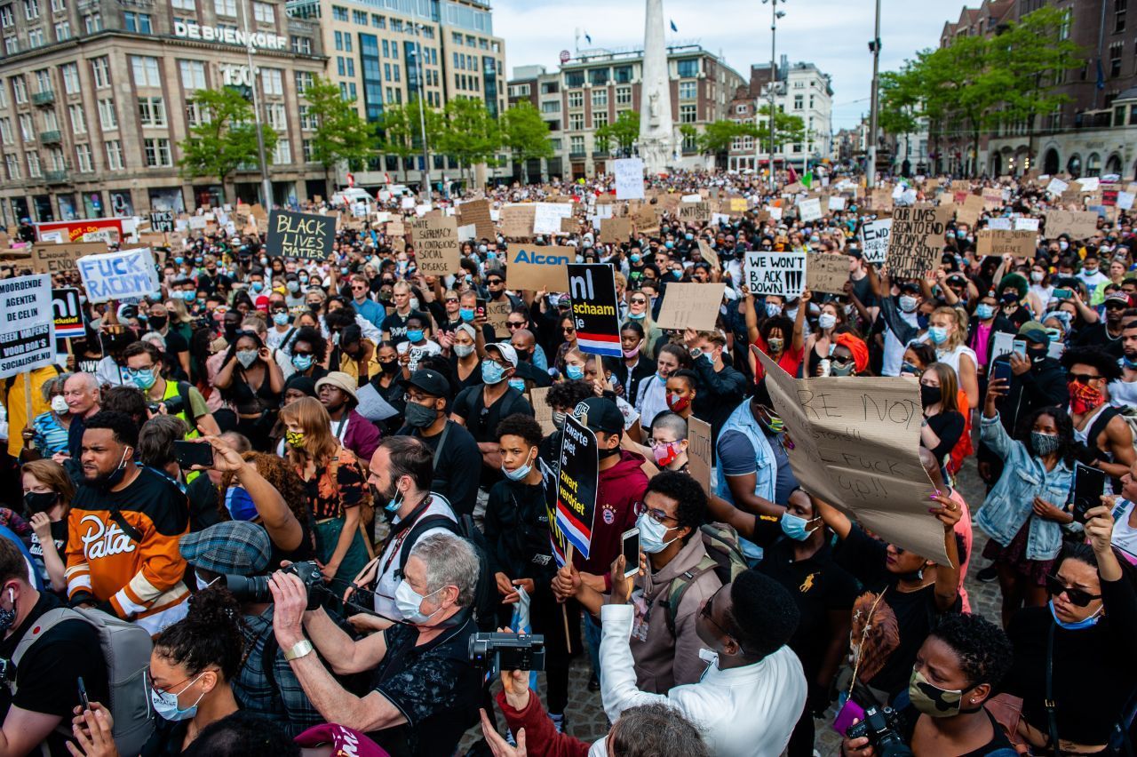 Am Damplatz in Amsterdam gingen Tausende auf die Straße. Unter dem Motto "Black Lives Matter" wollten die Teilnehmer ein Zeichen setzen - gegen Polizeigewalt in den USA und der EU.