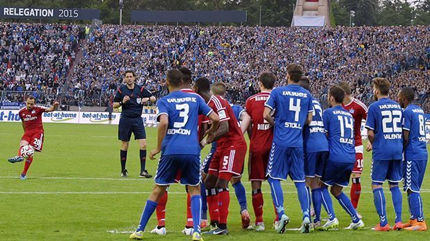 
                <strong>Dem Freistoß sei Dank</strong><br>
                Dem Freistoß sei Dank: Dieser Freistoß von Marcelo Diaz im Rückspiel der Relegation im Sommer 2015 wurde dem Karlsruher SC zum Verhängnis. Der Zweitligist war fast die komplette Spielzeit überlegen, führte mit 1:0. Dann egalisierte Diaz. In der Verlängerung sorgte Nicolai Müller dafür, dass der Hamburger SV weiterhin noch nie abgestiegen ist.
              