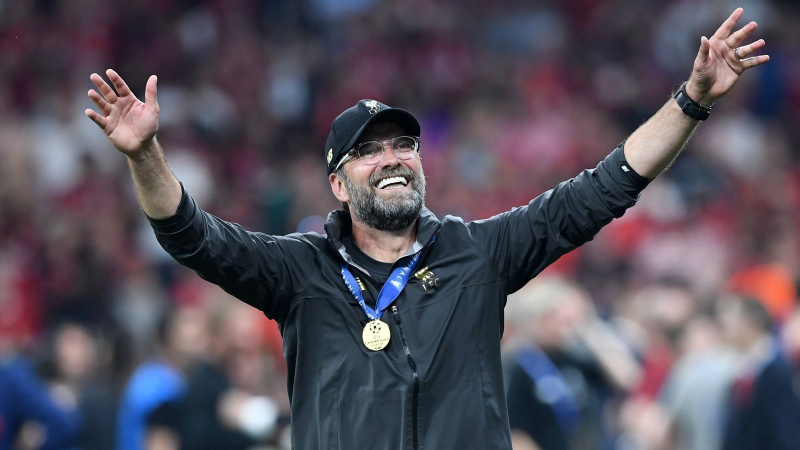 
                <strong>Die bestbezahlten Trainer in Europa</strong><br>
                Jürgen Klopp zementiert mit dem Champions League-Titel seinen Legenden-Status beim FC Liverpool. Die Klubbesitzer wollen den 51-Jährigen deshalb über 2022 hinaus halten und streben laut "Guardian" eine zeitnahe Vertragsverlängerung an - verbunden mit einer lukrativen Gehaltserhöhung. Zwar nennt das Blatt keine genauen Zahlen, Klopp dürfte mit dem neuen Kontrakt im Ranking der bestbezahlten Coaches aber gut und gerne den ein oder anderen Platz vorrücken. ran.de zeigt die Top-Verdiener unter den Spitzentrainern in Europa.
              