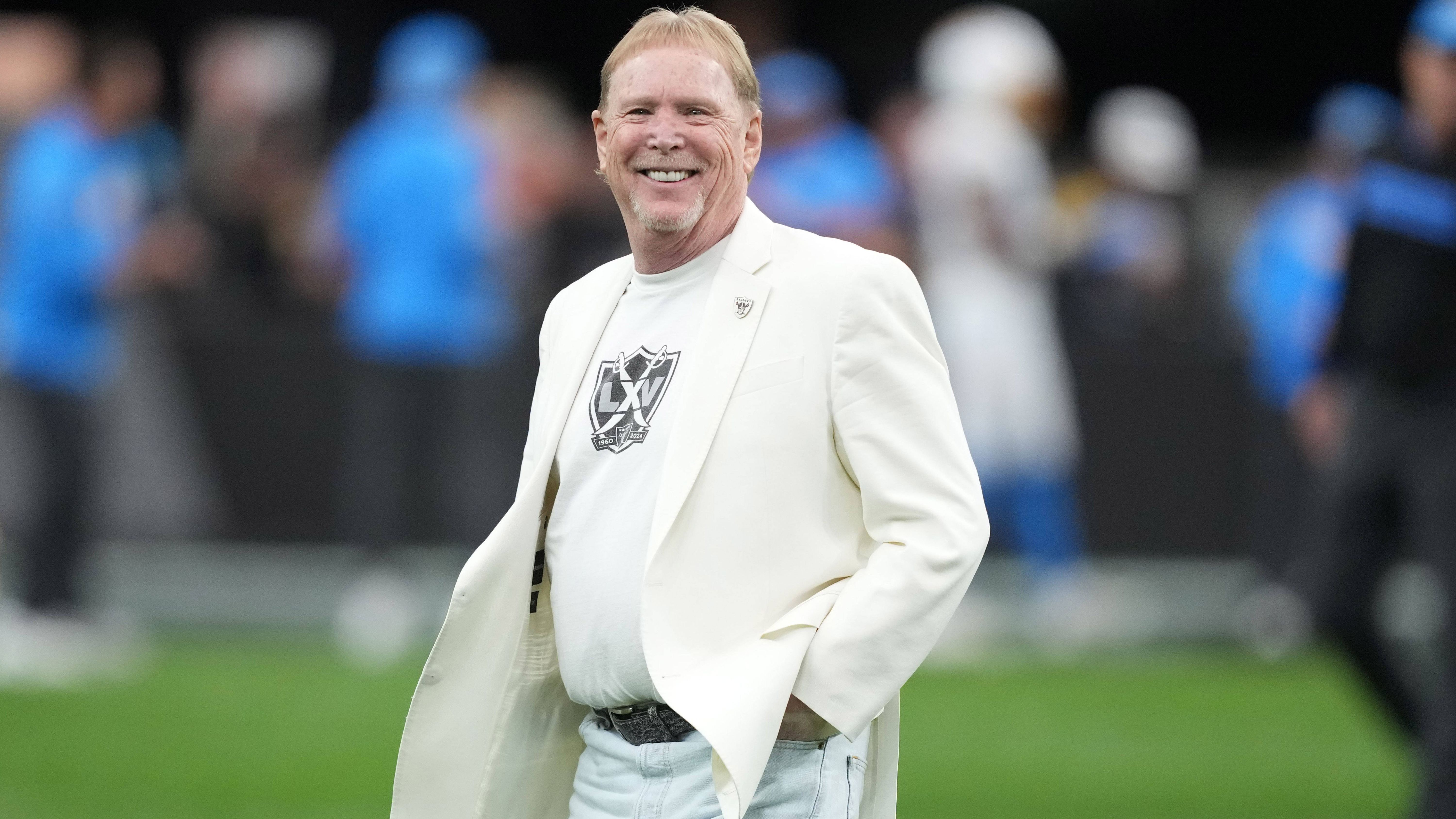 <strong>Las Vegas Raiders - Mark Davis, Carol Davis</strong><br>Mark und Mutter Carol Davis sind die Haupteigentümer der Las Vegas Raiders. Mark übernahm die Raiders im Jahr 2011, als sein Vater und Besitzer der Raiders, Al Davis, starb. Zur Zeit des Todes hielt Al Davis zwei Drittel der Klub-Anteile, die er sich über die Jahre im Klub erworben hatte.