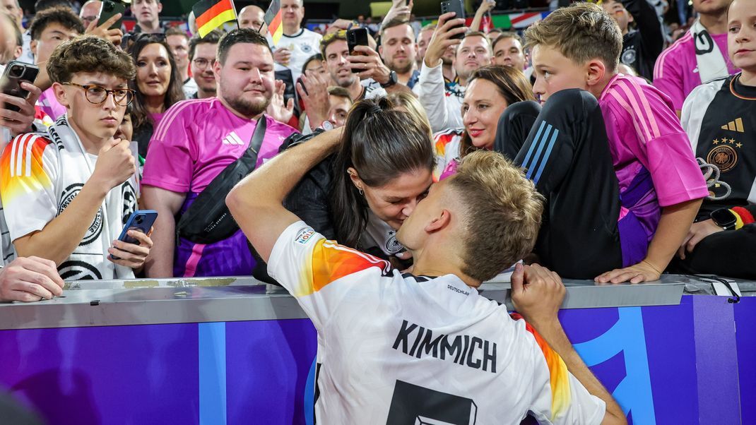 Joshua Kimmich und seine Frau Lina beim EM-Spiel Deutschland gegen Schottland.