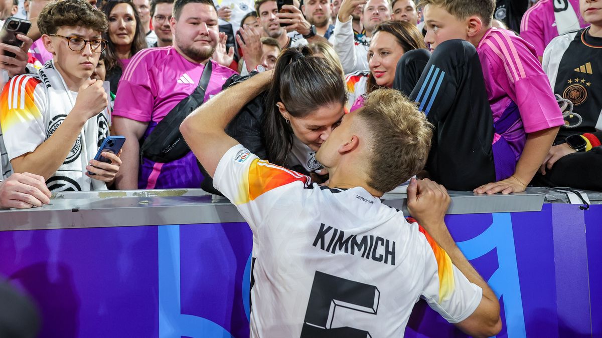 Joshua Kimmich mit seiner Frau Lina