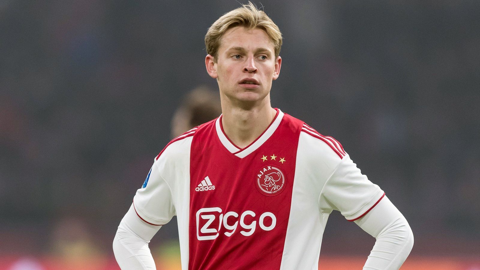 
                <strong>Frenkie de Jong</strong><br>
                Das bislang aktuellste Transfer-Duell zwischen Barca und PSG ging an den spanischen Meister und Tabellenführer Barcelona. Die Katalanen bekamen trotz des Interesses von Paris St. Germain und anderen europäischen Giganten den Zuschlag bei Ajax-Juwel Frenkie de Jong für einen Wechsel im Sommer 2019. "Paris Saint Germain wäre auch eine Spitzenwahl gewesen. Ein toller Verein, ein Spitzenteam, ein guter Trainer", sagte der junge Niederländer nach seiner Entscheidung. Die Ablösesumme wird zunächst 75 Millionen Euro betragen und kann durch Bonuszahlungen auf bis zu 86 Millionen Euro ansteigen. De Jong unterzeichnete in Barcelona einen Fünfjahresvertrag.
              