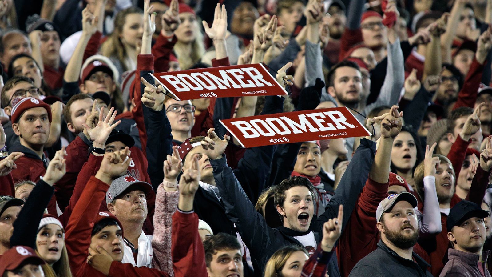 
                <strong>Boomer Sooner</strong><br>
                "Boomer Sooner" ist die Hymne der University of Oklahoma und geht zurück auf Arthur M. Alden, der das Lied als Student 1905 verfasste. Auch diese Phrase bezieht sich auf den "Land Rush" von 1889. "Boomers" waren jene Leute, die sich noch vor dem "Indian Appropriations Act" von 1889 für die Öffnung des Landes westwärts aussprachen. US-Präsident Grover Cleveland erlaubte den weißen Siedlern in diesem Act, sich gen Westen auszubreiten und Land für sich zu beanspruchen. Die "Sooners" dagegen waren jene Siedler, die schon vor dem Abschluss dieses Gesetzes in den Westen reisten und Land (in den Augen der amerikanischen Regierung) unrechtmäßig an sich nahmen.
              