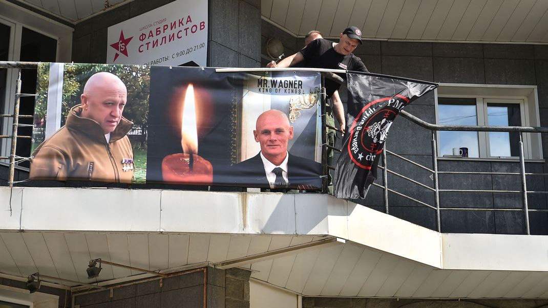 Vor dem örtlichen Büro der Wagner-Söldnergruppe in Nowosibirsk wird den vermutlich verstorbenen Jewgeni Prigoschin und Dimitri Utkin gedacht.