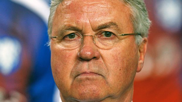 
                <strong>Guus Hiddink</strong><br>
                Guus Hiddink: Der Niederländer sprang 2009 für ein halbes Jahr als Trainer bei den Londonern ein und könnte nach seinem Aus als holländischer Nationaltrainer eine ähnlich kurze Rolle nach einer Mourinho-Entlassung spielen: Hiddink wäre wohl nur ein Übergangs-Coach.
              
