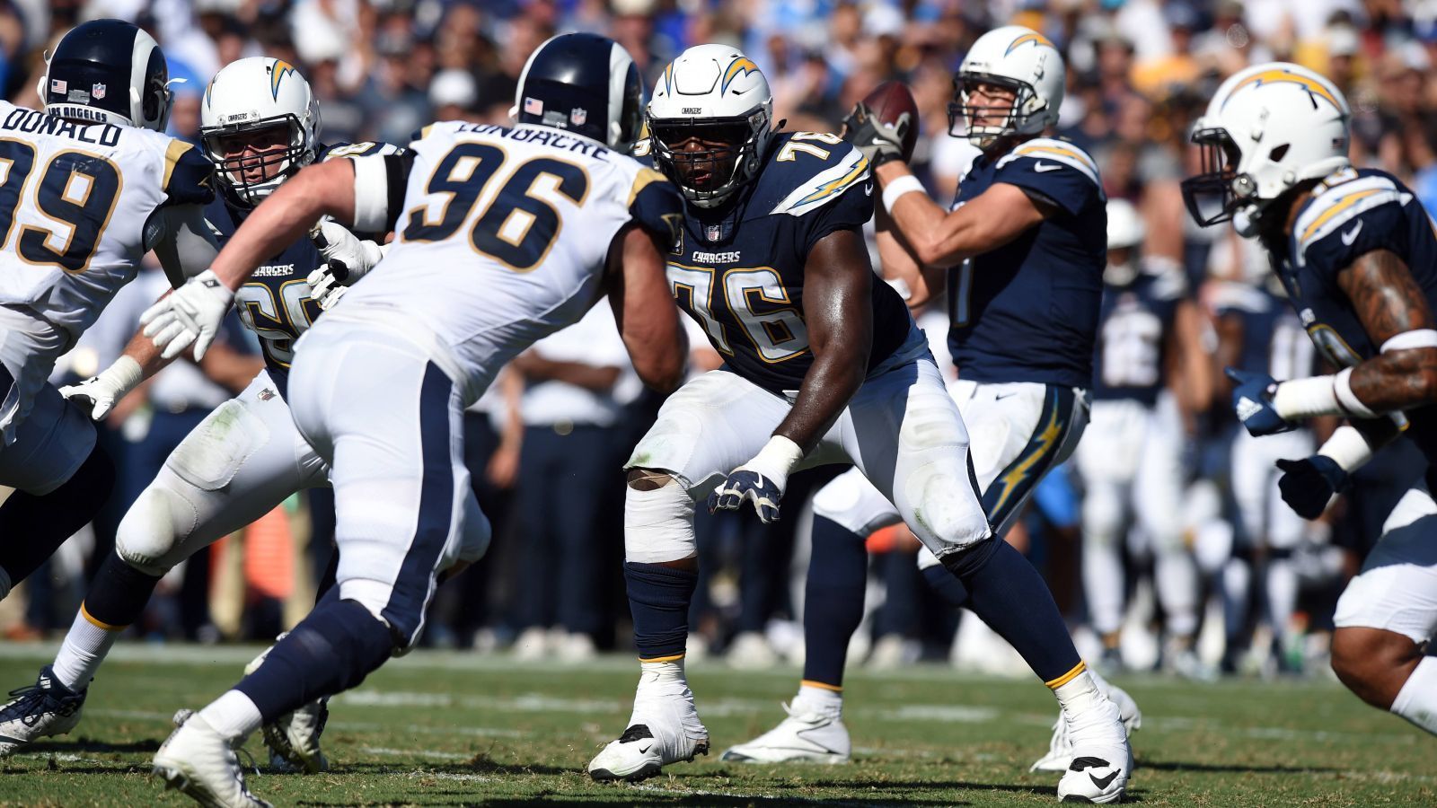 
                <strong>Rainer Nachtwey: Los Angeles Rams - Los Angeles Chargers</strong><br>
                "Der doppelte Heim-Super Bowl würde den Erfolg im Home Super Bowl der Buccaneers noch einmal toppen und die NFL braucht in der Zeit noch einmal eine solche Geschichte. Dazu der aufstrebende Justin Herbert gegen den Routinier Matthew Stafford bei einem neuen Klub. Hört sich alles zu scriptmäßig an, aber das hat auch jeder bei den Bucs und Tom Brady gesagt, aber rein sportlich durchaus denkbar. Die Chargers haben sich großartig verstärkt, vor allem, was die O-Line angeht. Das hilft Herbert enorm und macht den Rookie des Jahres noch einmal besser. Für die Rams wird es ein letzter Anlauf, ehe es den Umbruch gehen muss. Mit Stafford als Quarterback sind sie noch einmal top aufgestellt."
              