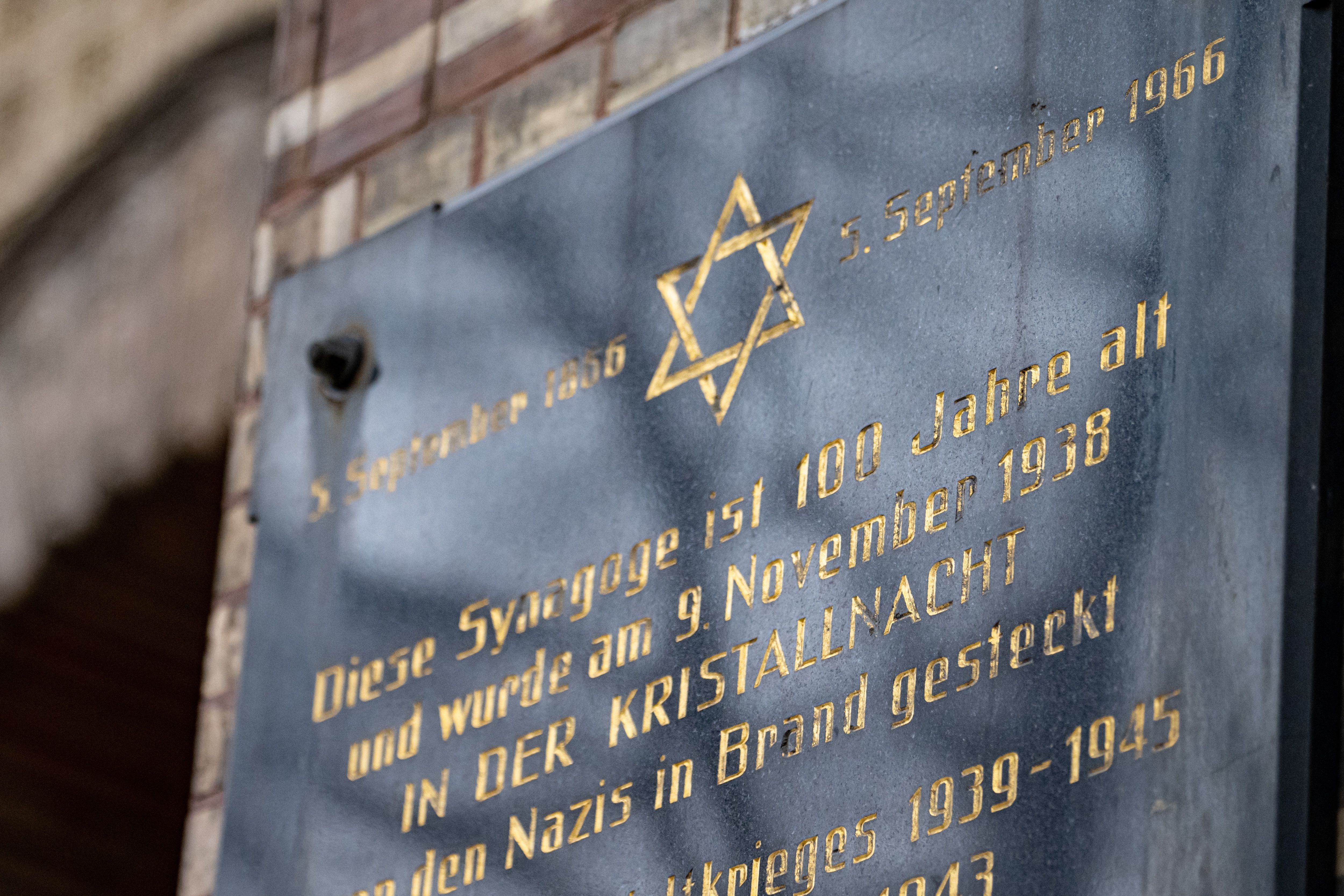 Berlin: Eine Gedenktafel erinnert an die Pogromnacht, in der auch die neue Synagoge in Brand gesteckt wurde.  