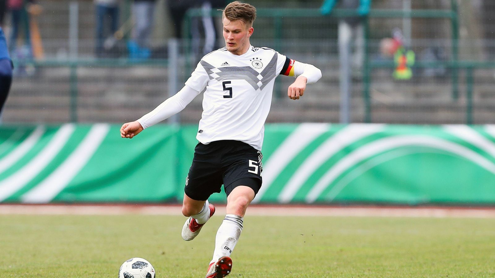 
                <strong>Lars Lukas Mai (FC Bayern München, U19-Nationalspieler)</strong><br>
                Einen Schritt weiter als sein Münchner Mannschaftskollege Früchtl ist Innenverteidiger Lars Lukas Mai. Das Bayern-Talent durfte bei den Profis des deutschen Rekordmeisters in der Vorsaison schon zwei Mal in Pflichtspielen ran und saß in der laufenden Spielzeit zumindest auf der Bank. Im Herbst 2018 überzeugte der gebürtige Dresdner nicht nur bei den Bayern-Amateuren in der Regionalliga Bayern (15 Einsätze), sondern auch in der UEFA Youth League (vier Einsätze). In der deutschen U19-Nationalmannschaft war Mai zuletzt erstmals im Kader, wartet noch auf sein Debüt. Zuvor durchlief der 1,90-Meter-Hüne sämtliche DFB-Nachwuchsteams von der U15 an.
              