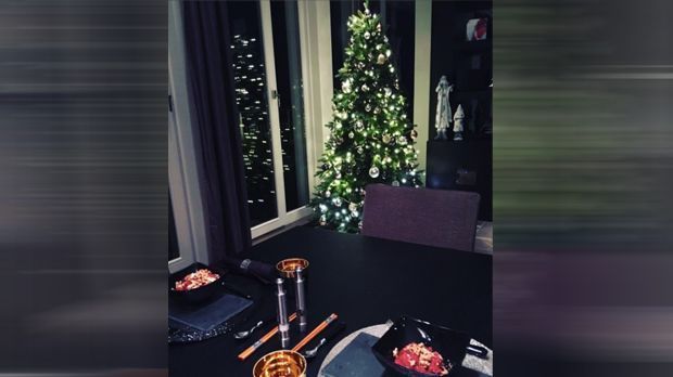 
                <strong>Mario Götze</strong><br>
                Mario Götze zieht es zum Ende des Jahres nach Dubai. Doch auch in der Wärme verzichtet der Bayern-Star nicht auf einen Weihnachtsbaum. Vom Hotel gibts passend zum Weihnachts-Dinner noch einen besonderen Nachtisch ...
              