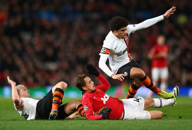 
                <strong>Manchester United - Schachtjor Donezk 1:0</strong><br>
                Doppelgrätsche: Adnan Januzaj im Zweikampf mit Taison (r.) von Schachtjor Donezk. Durch die Schützenhilfe von Manchester United ist Leverkusen weiter
              