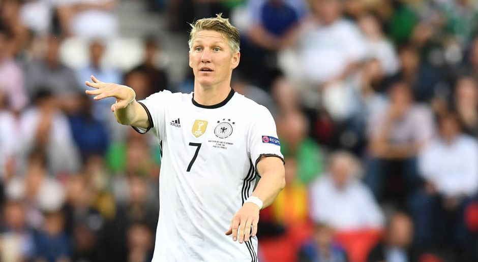 
                <strong>Bastian Schweinsteiger: Deutscher EM-Rekordspieler</strong><br>
                Deutscher EM-Rekordspieler: Bastian Schweinsteiger hat gegen Nordirland sein insgesamt 15. EM-Spiel im DFB-Trikot bestritten und ist damit neuer deutscher Rekordspieler bei einer Europameisterschaft. Der 31-Jährige zieht damit an Philipp Lahm vorbei, der insgesamt bei 14 EM-Spielen auf dem Platz stand. 
              