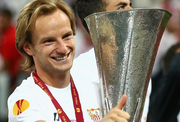 
                <strong>Zentrales Mittelfeld: Ivan Rakitic (FC Sevilla)</strong><br>
                Ob sich der FC Schalke heute in den Hintern beißt, dass er Ivan Rakitic gehen ließ? Der Kroate spielte beim FC Sevilla eine bärenstarke Saison, wurde in der Liga Fünfter und holte den Titel in der Europa League.
              