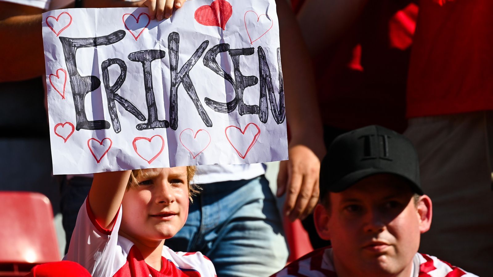 
                <strong>Fan-Liebe</strong><br>
                Natürlich ging es im Stadion weiter, dort wurde es erst so richtig emotional.
              