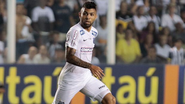 
                <strong>Rechtes Mittelfeld: Gabriel Barbosa (FC Santos / Brasilien)</strong><br>
                Rechtes Mittelfeld: Gabriel Barbosa (FC Santos / Brasilien). Auch nur "Gabriel" genannt. Der 19-Jährige stammt wie Neymar aus der Jugend des brasilianischen Erstligisten FC Santos. Seit seinem 17. Lebensjahr ist er Stammspieler und knipst beachtlich. 73 Spiele, 19 Tore, 12 Vorlagen. Die Medien seines Landes rufen ihn daher "kleiner Neymar". Wie der große Neymar ist "Gabigol" variabel einsetzbar. Sturm, linke Seite, rechte Seite - der Teenie hat in der Offensive alles drauf. Laut "Globoesporte" buhlt auch der BVB um ihn. Ein Angebot von 25 Millionen Euro lehnte der Flügel-Flitzer ab. Sein Ziel: Real Madrid oder FC Barcelona.
              