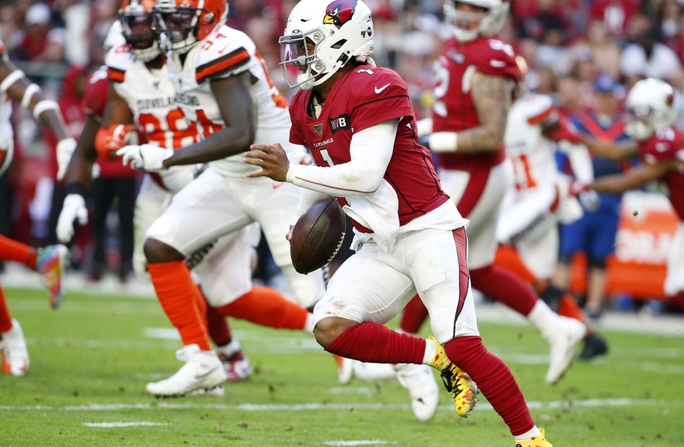 
                <strong>Rushing Offense: Arizona Cardinals </strong><br>
                Die Cardinals um Quarterback Kyler Murray schalteten die Cleveland Browns mit 38:24 aus. Dabei überragte die Offense der Cardinals mit ihrem Laufspiel, das 226 der insgesamt 445 Yards Raumgewinn einbrachte.Gesamtpunktzahl: 46
              