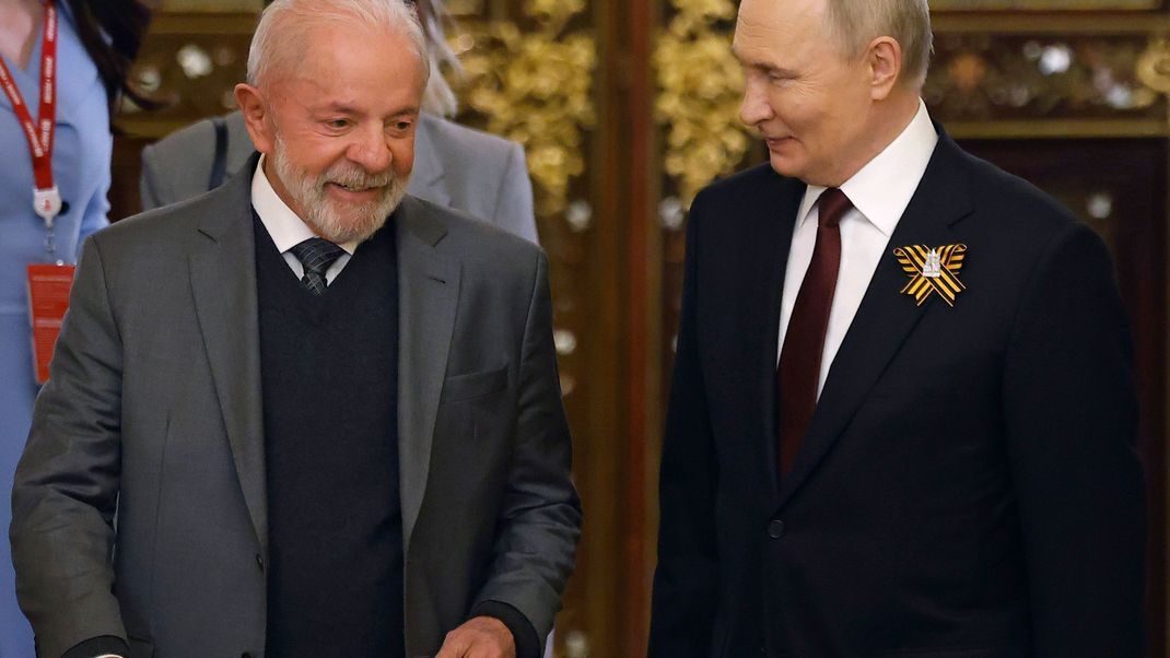 Wladimir Putin, rechts, und der brasilianische Präsident Luiz Inacio Lula da Silva während der Feierlichkeiten zum 80. Jahrestag des Sieges der Sowjetunion über Nazi-Deutschland im Zweiten Weltkrieg. 