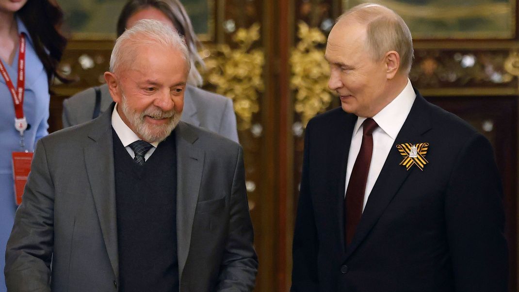 Der russische Präsident Wladimir Putin, rechts, und der brasilianische Präsident Luiz Inácio Lula da Silva betreten den Saal während ihres Treffens im Kreml in Moskau.
