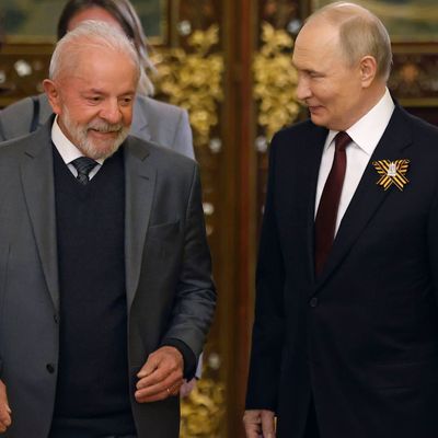 Wladimir Putin, rechts, und der brasilianische Präsident Luiz Inacio Lula da Silva während der Feierlichkeiten zum 80. Jahrestag des Sieges der Sowjetunion über Nazi-Deutschland im Zweiten Weltkrieg. 