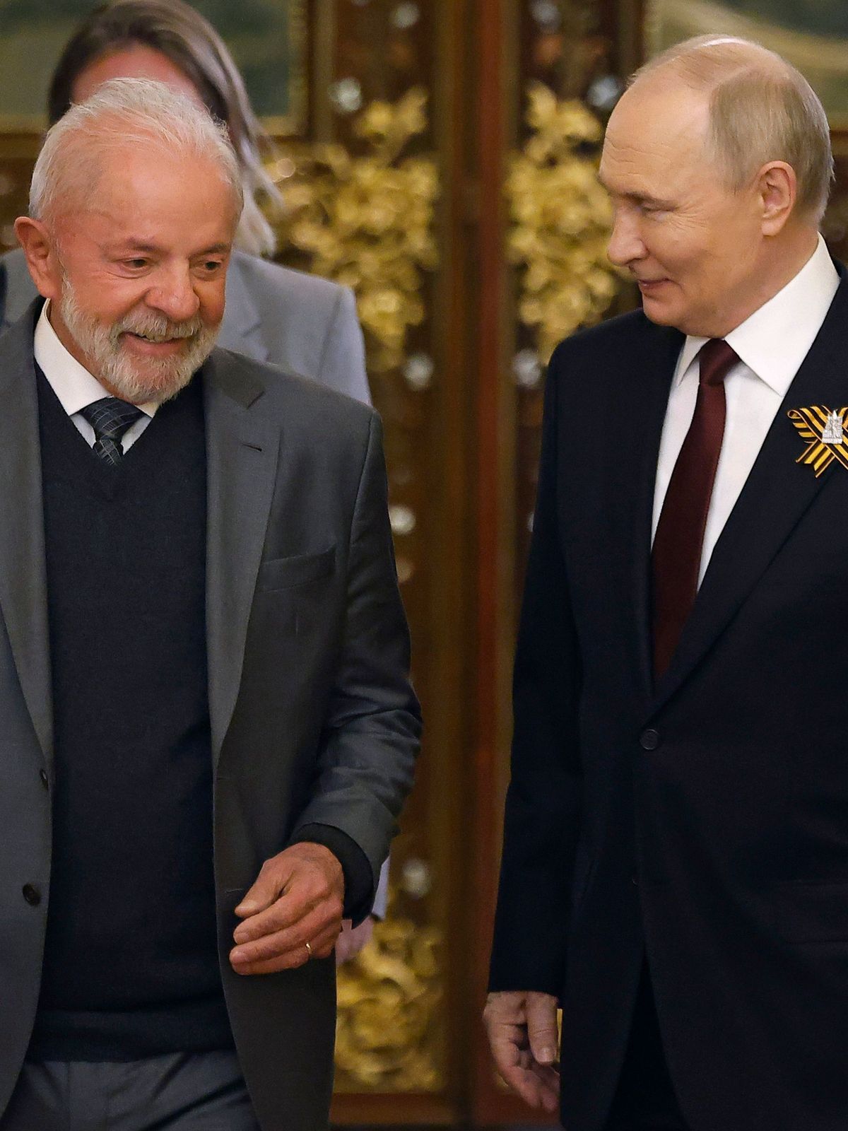 Wladimir Putin, rechts, und der brasilianische Präsident Luiz Inacio Lula da Silva während der Feierlichkeiten zum 80. Jahrestag des Sieges der Sowjetunion über Nazi-Deutschland im Zweiten Weltkrieg. 