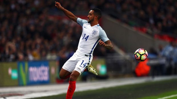 
                <strong>Theo Walcott (England)</strong><br>
                Theo Walcott (England): Neben Rooney strich Southgate auch Arsenals Flügelflitzer Walcott aus dem Kader für die Spiele gegen Deutschland und Litauen. Der 28-Jährige war im November, beim bislang letzten Länderspiel Englands, noch im Kader und kam beim 2:2 im Test gegen Spanien zumindest noch als Joker zum Einsatz. Walcott bestritt bislang 47 Länderspiele.
              