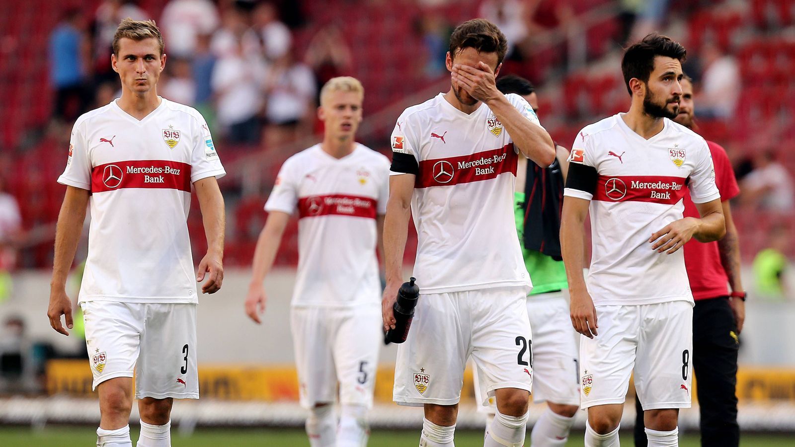 
                <strong>VfB Stuttgart (15/16)</strong><br>
                VfB Stuttgart (Saison 2015/16): Fünf Spiele, fünf Niederlagen - Torverhältnis: 5:13 (-8).Endplatzierung: 17. mit 33 Punkten und 50:75 Toren. Abstieg.
              