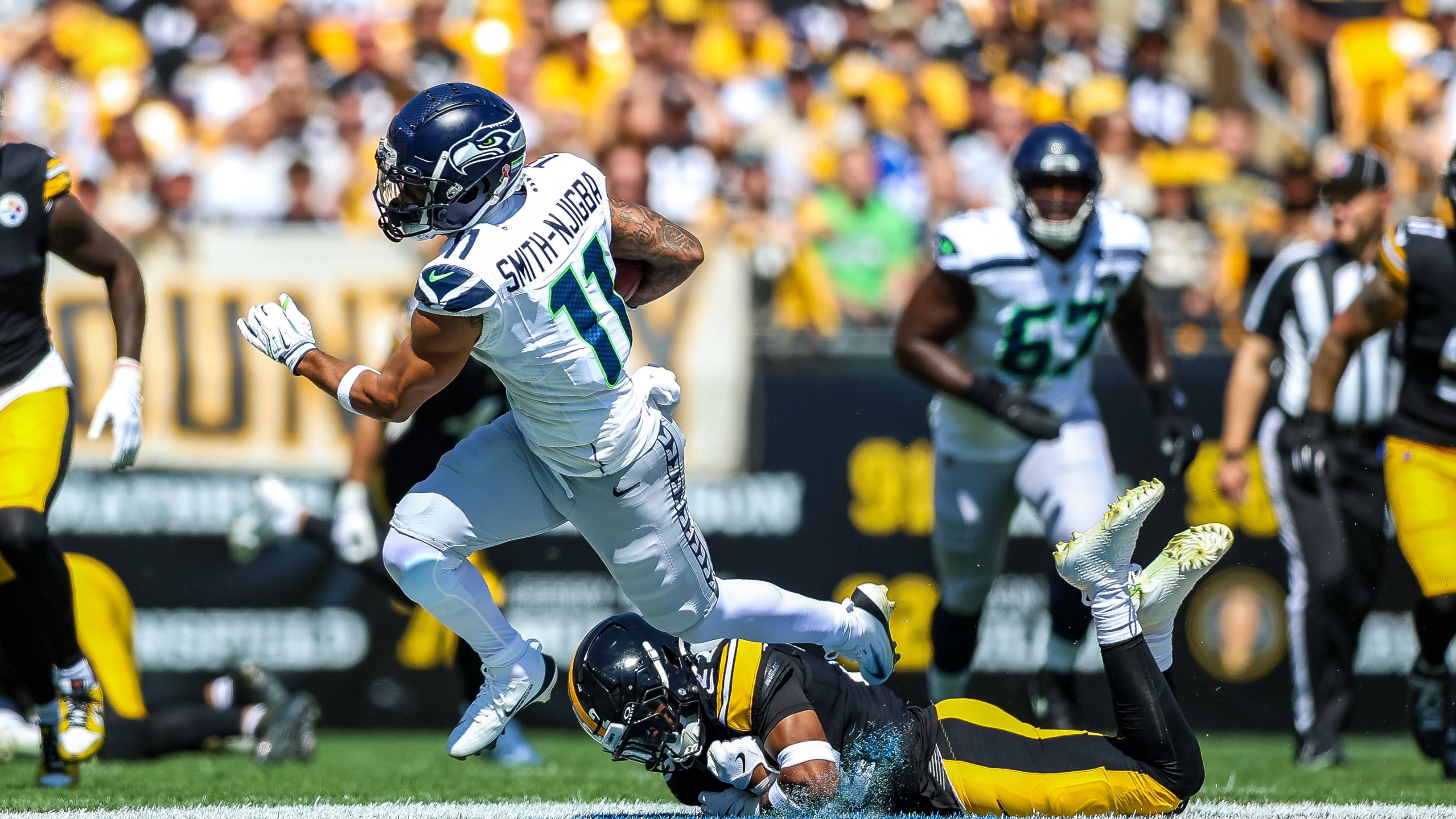 <em><strong>Jaxon Smith-Njigba (Seattle Seahawks)</strong><br>Die Seahawks bangen um den Einsatz ihres Wide Receivers Jaxon Smith-Njigba im Spiel am Sonntag gegen die New Orleans Saints. Der Passempfänger, der in den ersten beiden Spielen Pässe für insgesamt 227 Yards Raumgewinn gefangen hat, landete wegen einer Krankheit auf dem Injury Report, sein Einsatz wird als "fraglich" eingestuft.</em>