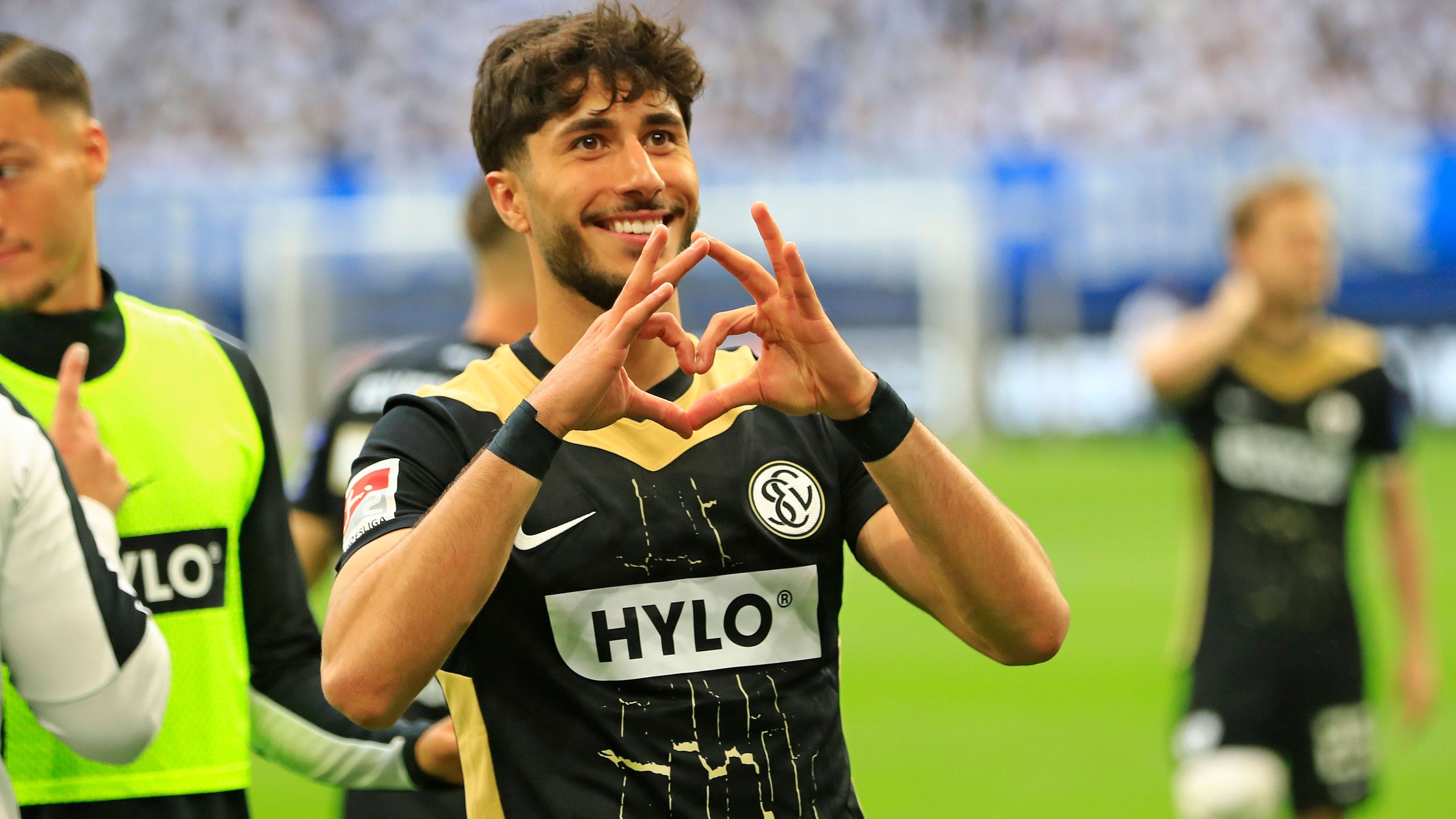 <strong>Muhammed Damar (21, Offensiver Mittelfeldspieler, 4 Mio. Euro Marktwert)</strong><br>Der gebürtige Berliner kam im August 2024 auf Leihbasis von der TSG Hoffenheim nach Elversberg. Dort ist der 21-Jährige in dieser Saison unverzichtbar: In 31 Liga-Einsätzen kam der technisch starke Damar auf neun Tore und fünf Torvorlagen. Sein Marktwert explodierte innerhalb eines Jahres von 600.000 Euro auf derzeit 4 Millionen Euro.